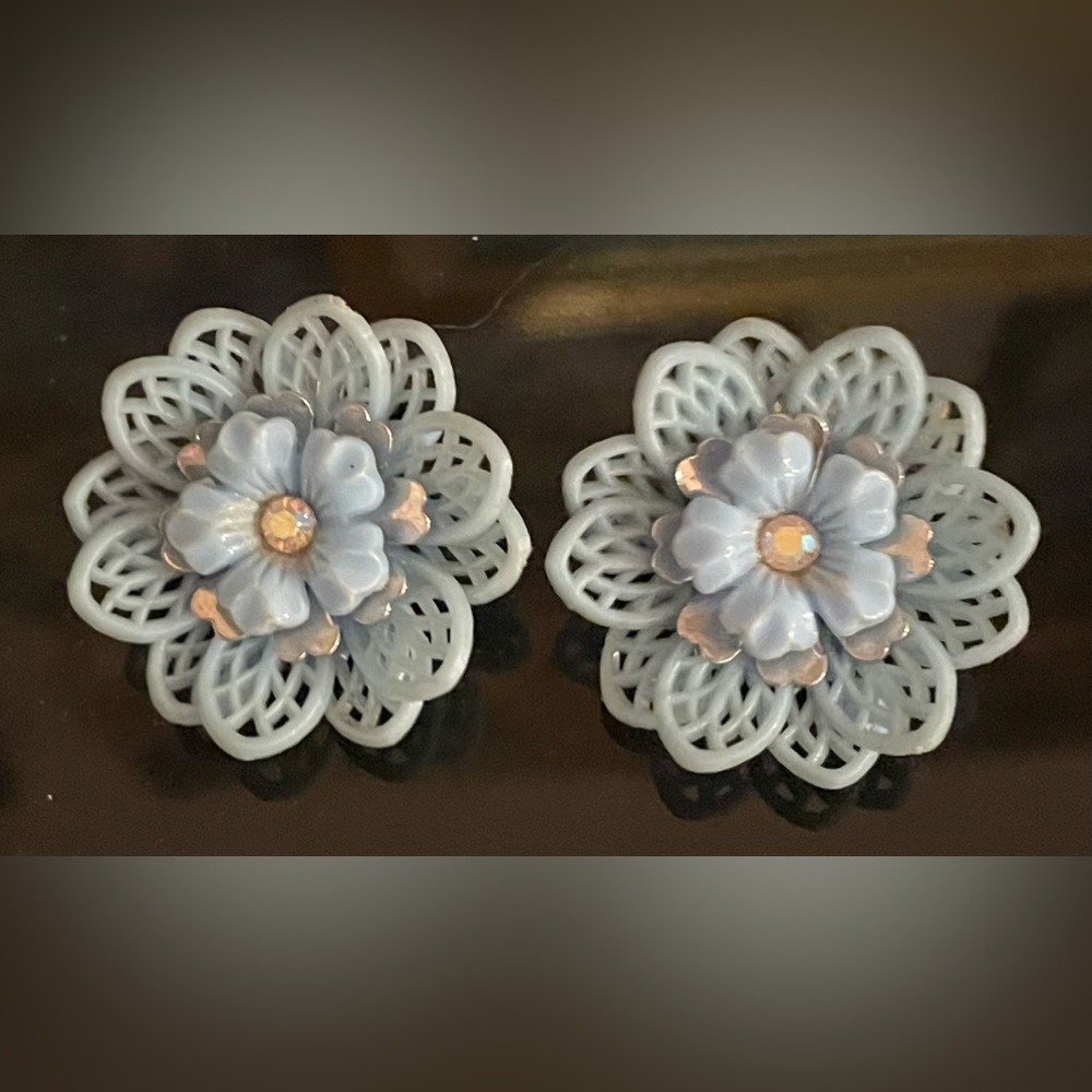Vintage Coro Light Blue Plastic Floral Earrings with Center Crystal Signed - Picture 7 of 7